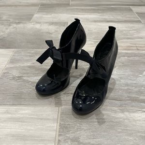 Women’s Dark Navy Dress Shoe With Bow. Size 7.5. Barely Worn.